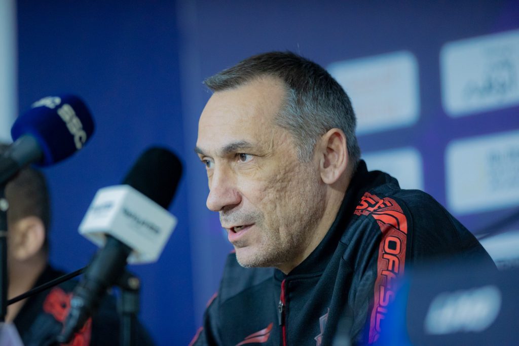 مدرب الوحدة السعودي يتراجع عن تهديده بالاستقالة قبل السفر إلى أبوظبي