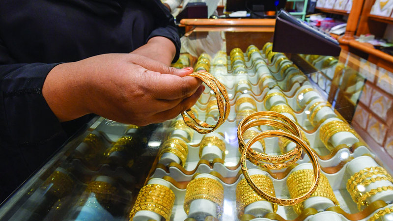 عيد الفطر يدعم «تحسناً محدوداً» في مبيعات الذهب
