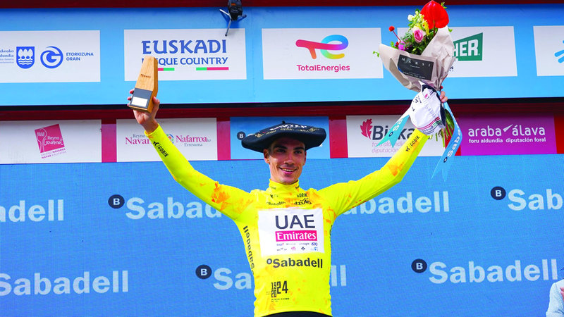 أيوسو يُهدي فريق الإمارات للدراجات الفوز الـ 21