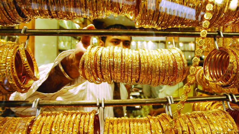 مشتريات قوية تصعد بالذهب إلى 2345 دولاراً
