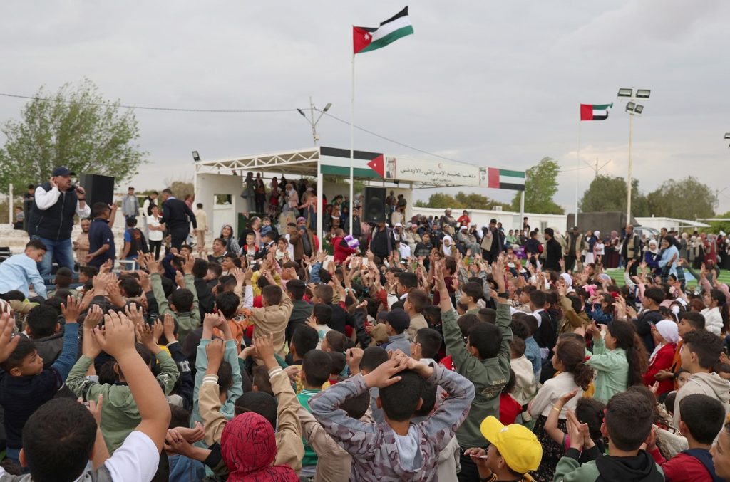 فريق الإغاثة الإماراتي يشارك اللاجئين السوريين في مريجيب الفهود فرحة عيد الفطر