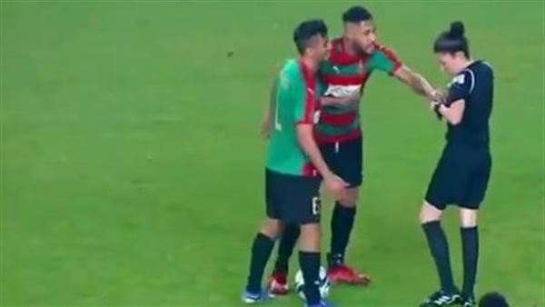 تصرف مثير للجزائري يوسف بلايلي تجاه الحكمة غادة.. فيديو