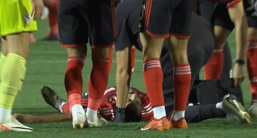 نجم الأهلي يغمى عليه عقب فوز الزمالك بقمة الدوري المصري (فيديو)