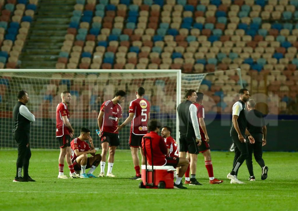 أول رد فعل غاضب من مدرب الأهلي المصري بعد السقوط أمام الزمالك