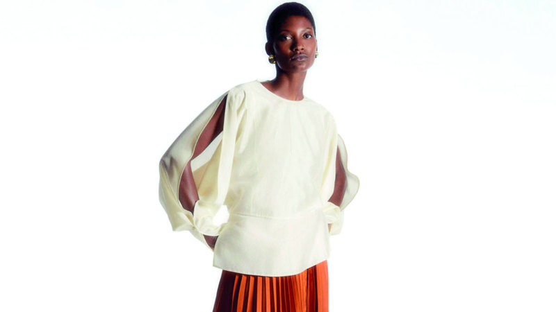 «البلوزة» ذات الأكمام تطلّ بطابع صيفي