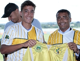 روماريو يعود عن اعتزاله للعب مع نجله