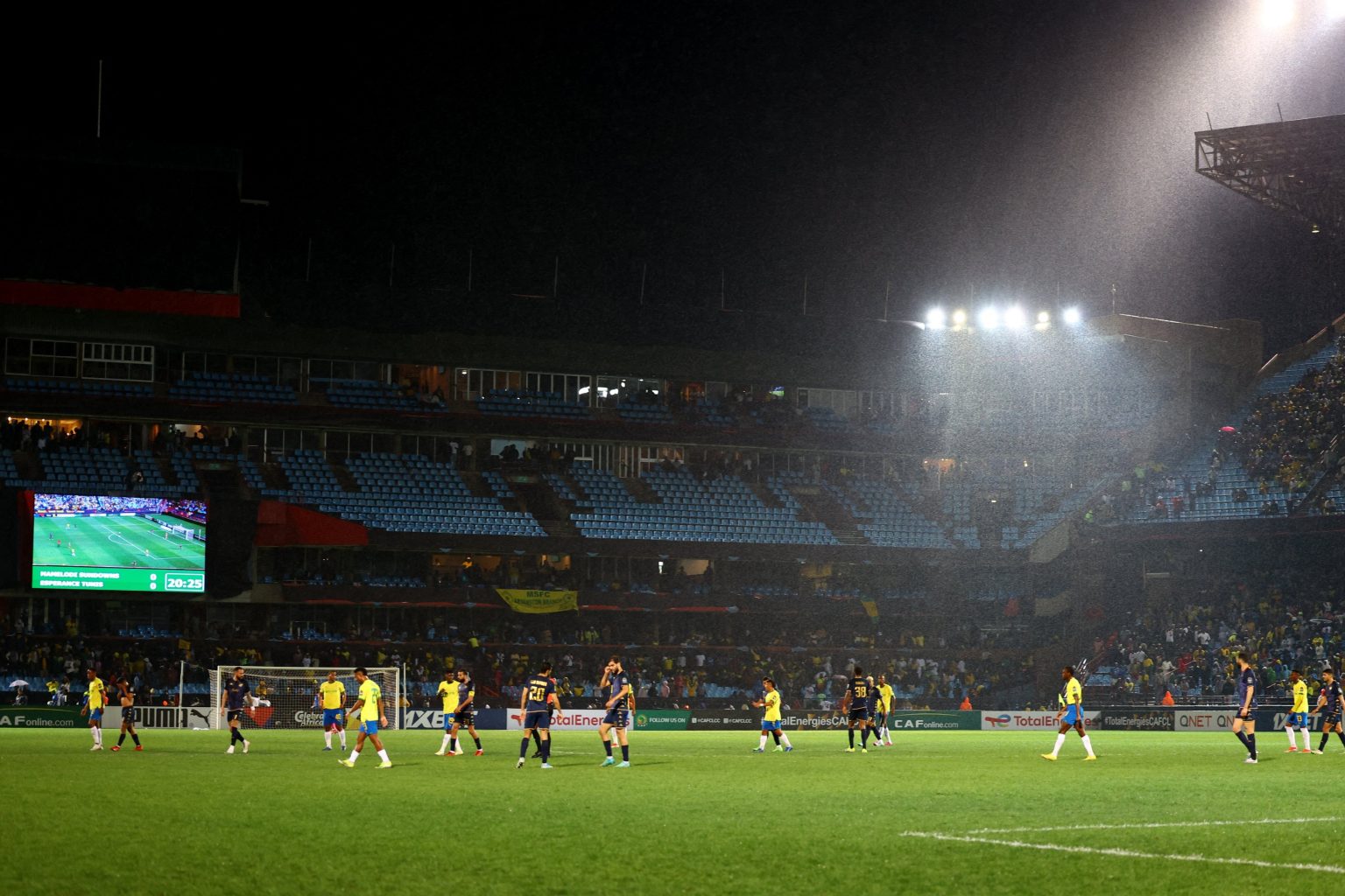 عاصفة رعدية مرعبة توقف مباراة صن داونز والترجي (فيديو)