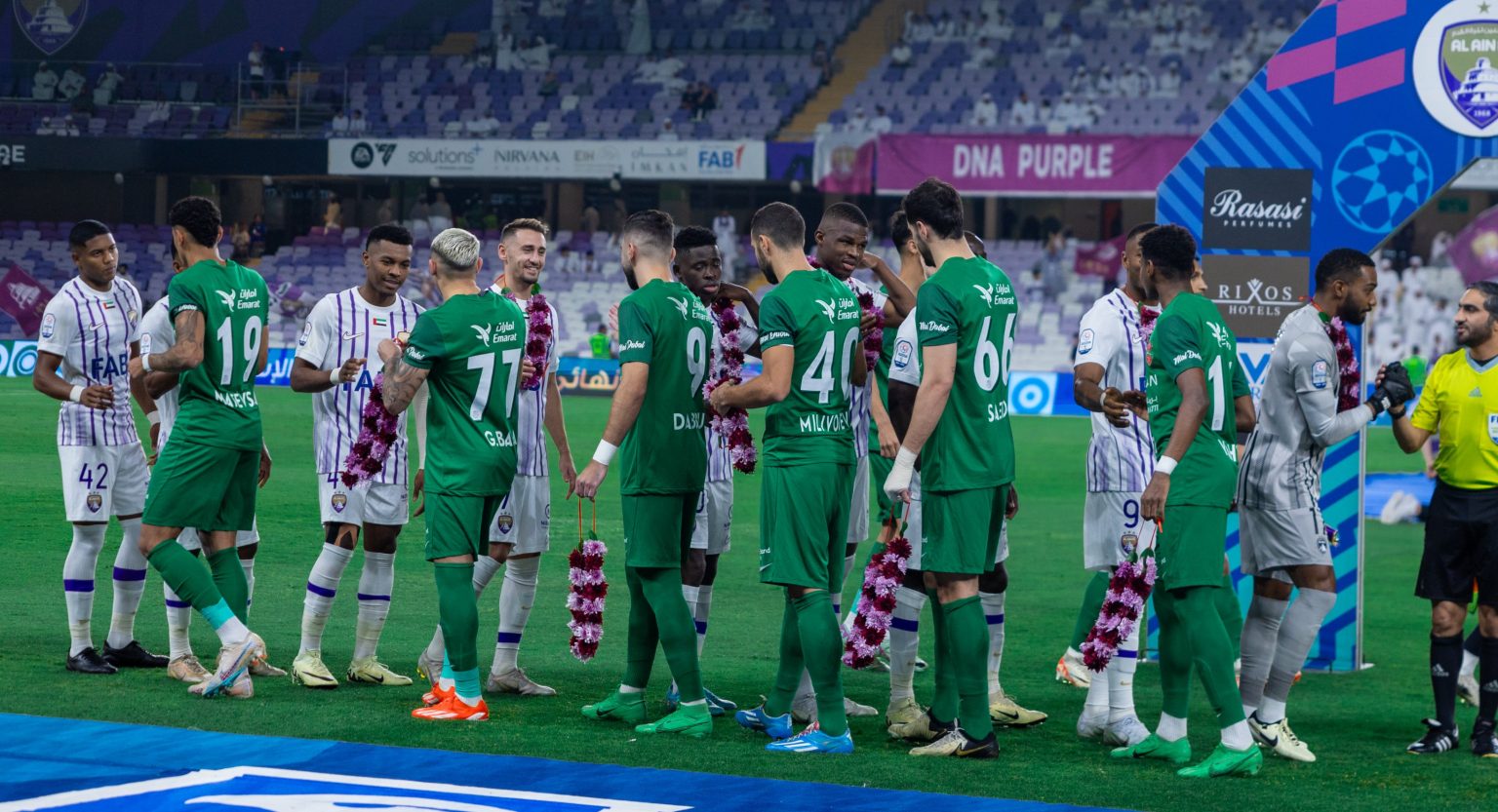 شباب الأهلي يُقلد لاعبي العين بالورود بعد تأهل “الزعيم” إلى نهائي آسيا (فيديو)