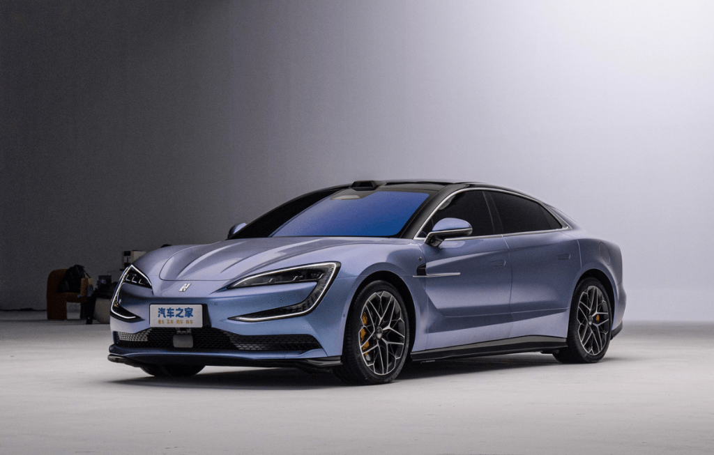 BYD تكشف عن السيارة الكهربائية Yangwang U7