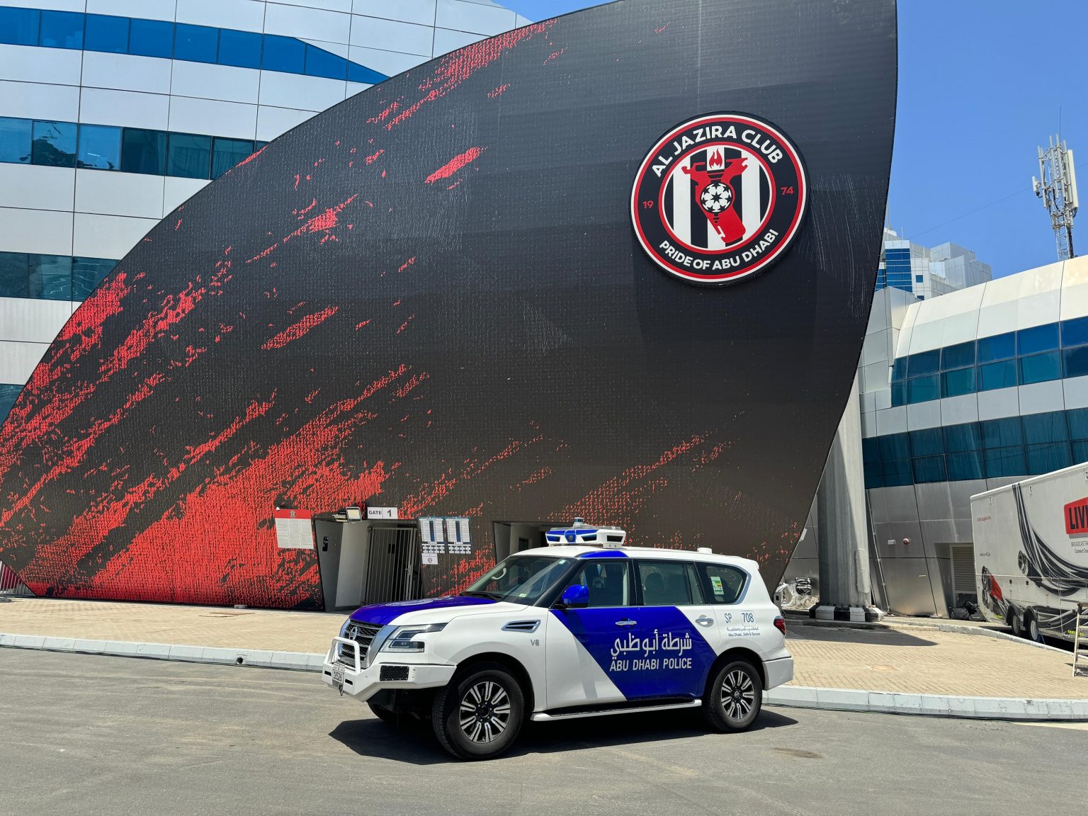 شرطة أبوظبي تدعو الجمهور إلى الحضور المبكر لاستاد محمد بن زايد والتشجيع بروح رياضية