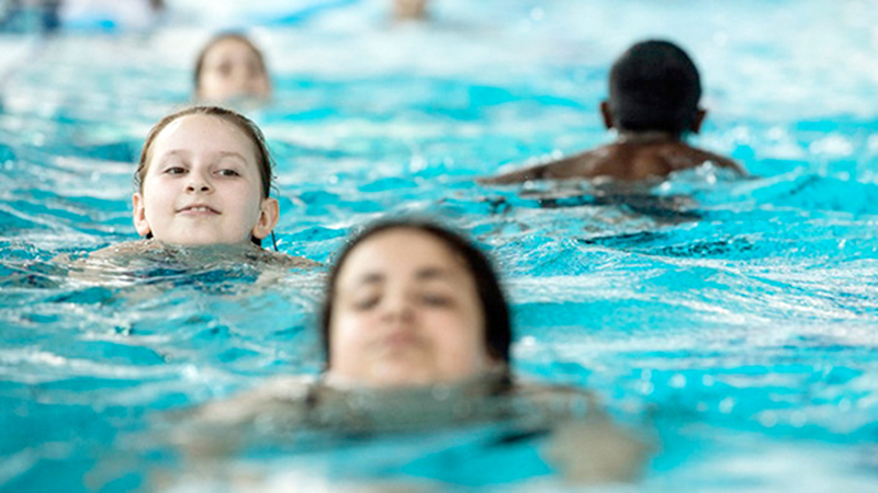 3 اشتراطات لضمان سلامة الأطفال في أحواض السباحة