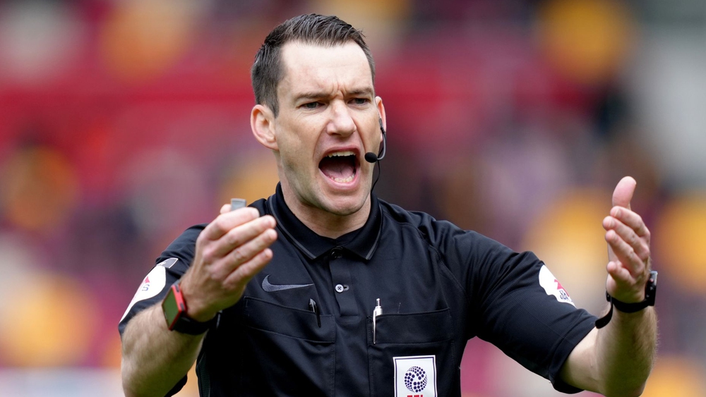 أول حكم في التاريخ يدير مباراة رسمية بكاميرا على رأسه