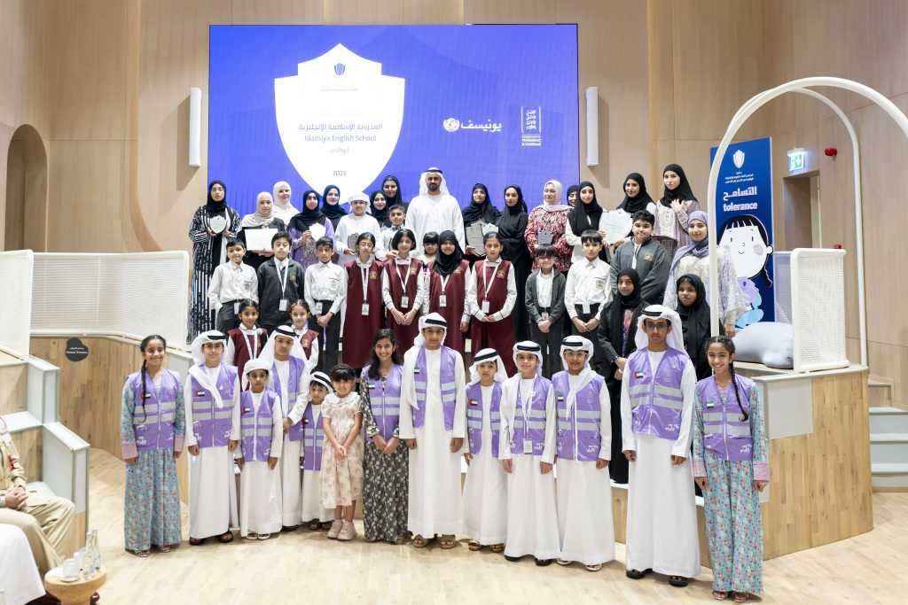 ذياب بن محمد بن زايد يكرِّم الفائزين بجائزة المجلس الأعلى للأمومة والطفولة للوقاية من التنمُّر في المدارس