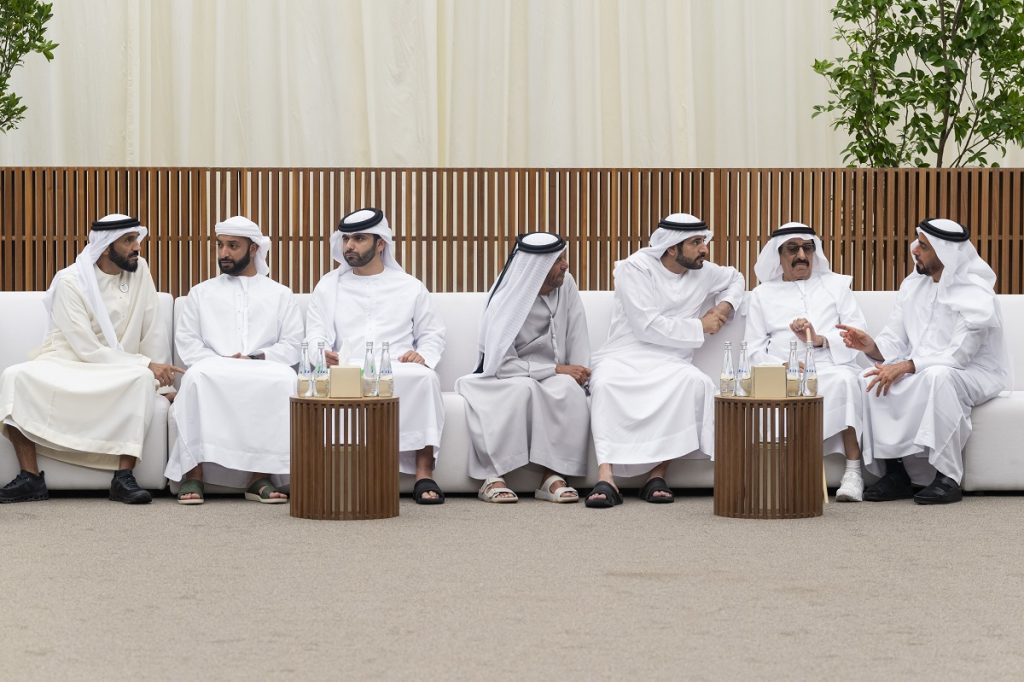 حمدان بن محمد والشيوخ والمواطنون يعزون في وفاة هزاع بن سلطان بن زايد