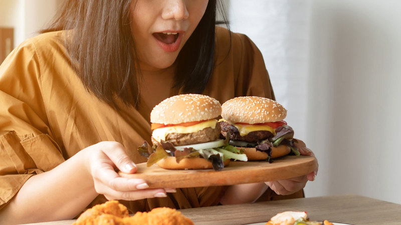 أطباء يحذرون من «إدمان الأكل»: عواقب الشراهة وخيمة