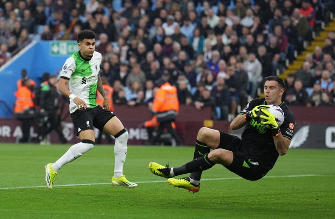 فضيحة تاريخية في الدوري الإنجليزي بطلها أفضل حارس بكأس العالم (صور)