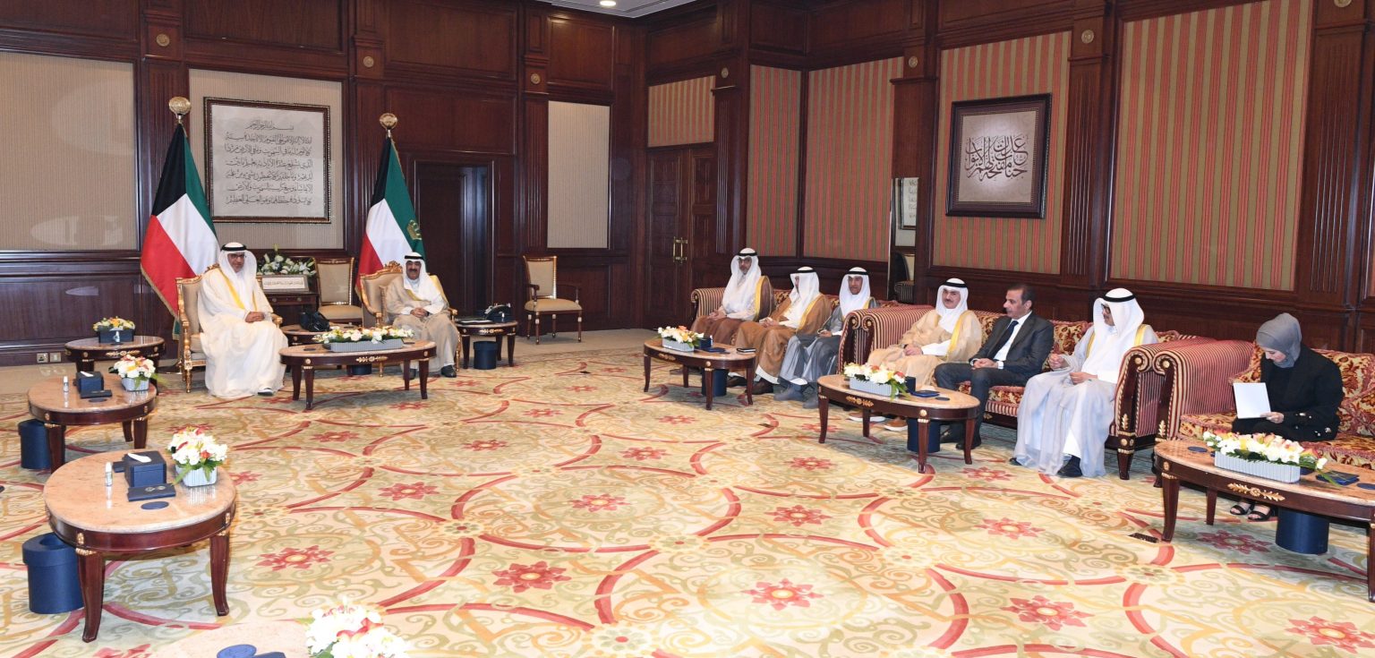 أمير الكويت يستقبل فريق منطاد الإمارات