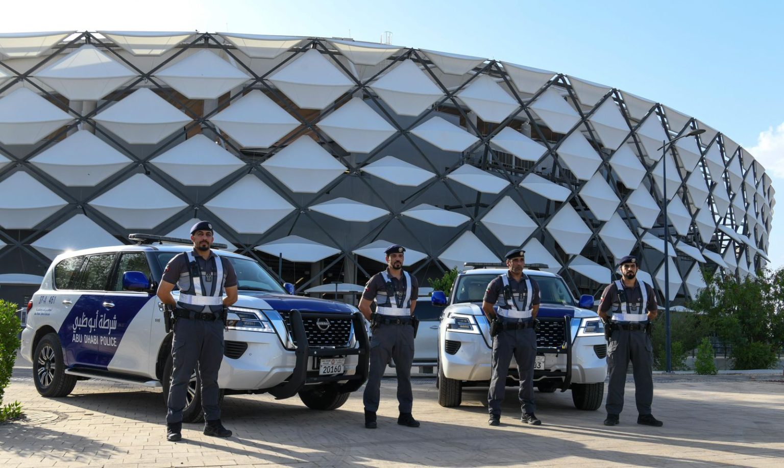شرطة أبوظبي تحث السائقين على الالتزام بقوانين المرور