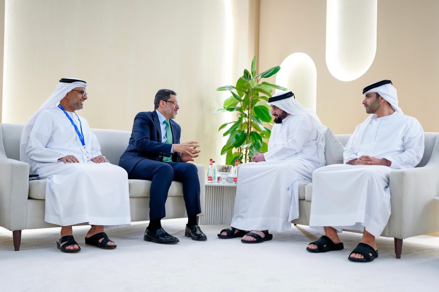 أحمد بن محمد ورئيس مجلس الوزراء اليمني يستعرضان دور الإعلام في دعم الاستقرار وتعزيز فرص السلام في المنطقة