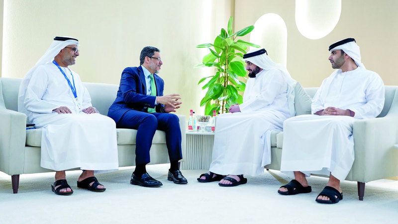 أحمد بن محمد ورئيس مجلس الوزراء اليمني يستعرضان دور الإعلام في دعم الاستقرار بالمنطقة