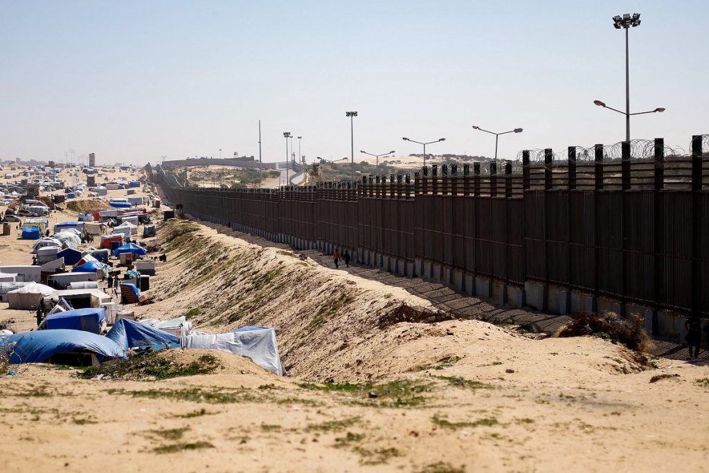 الجيش الإسرائيلي يسيطر على محور فيلادلفيا الفاصل بين مصر وغزة