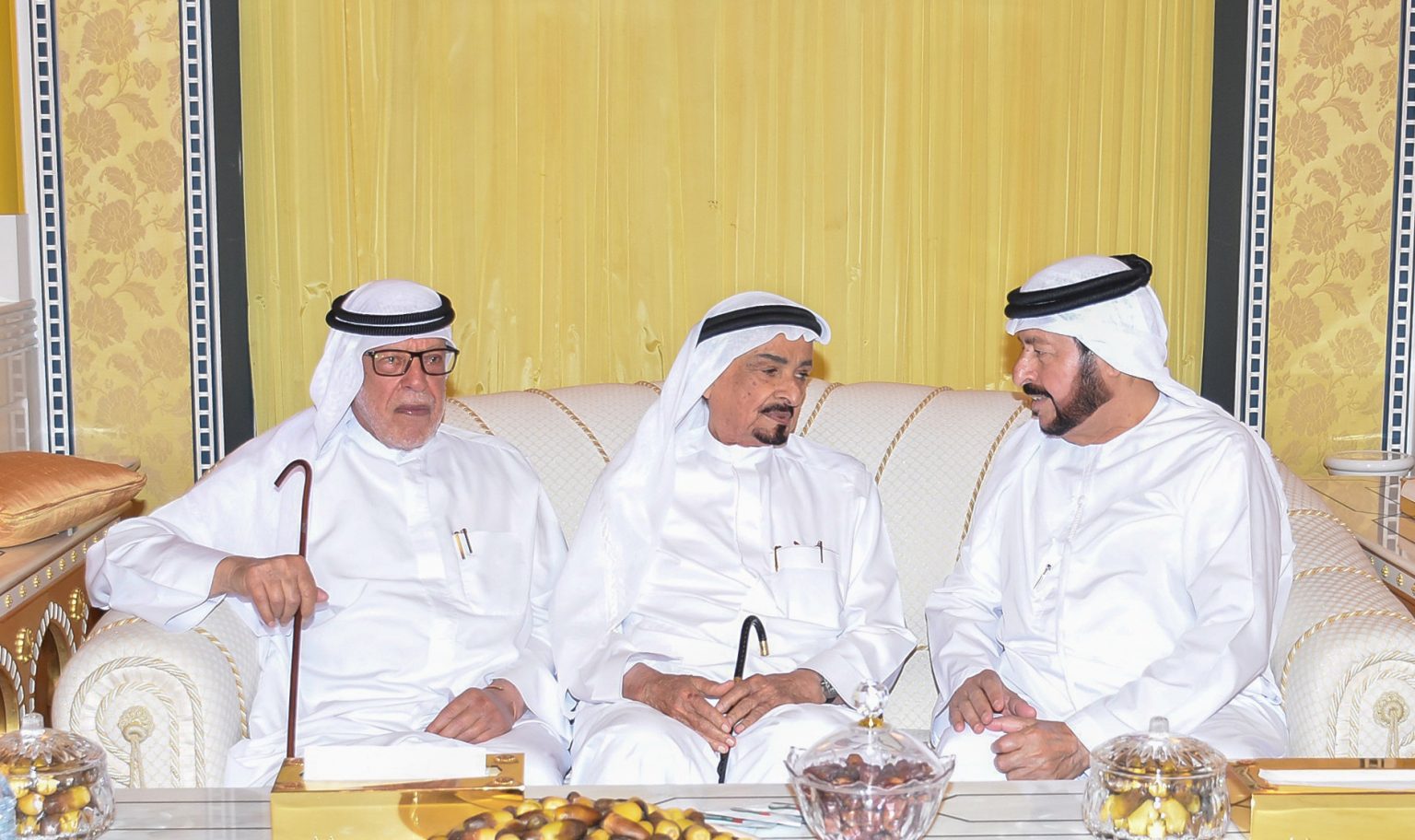 حاكم عجمان يقدم واجب العزاء في وفاة سعيد بن أحمد بن خلف العتيبة