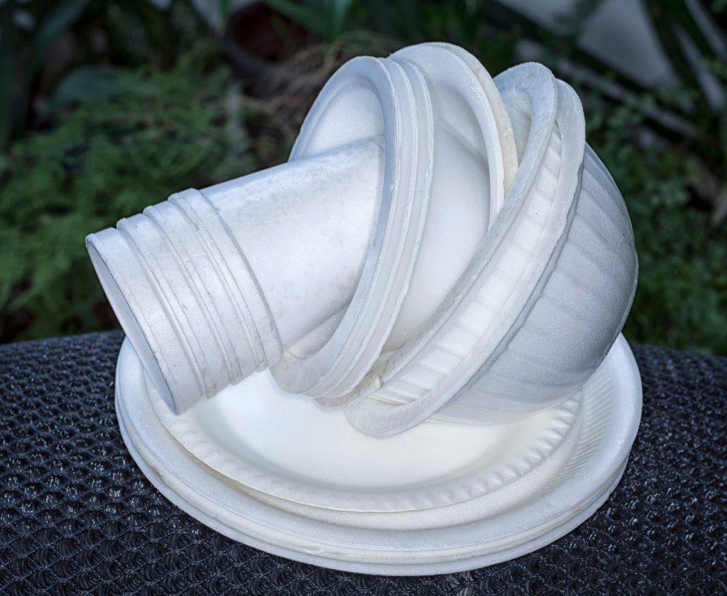 حظر بعض منتجات ” الستايروفوم” يدخل حيز التنفيذ في أبوظبي غداً