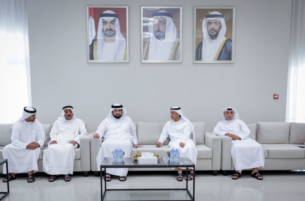 أحمد بن محمد يقدم واجب العزاء في والد عبد الله بن كرم