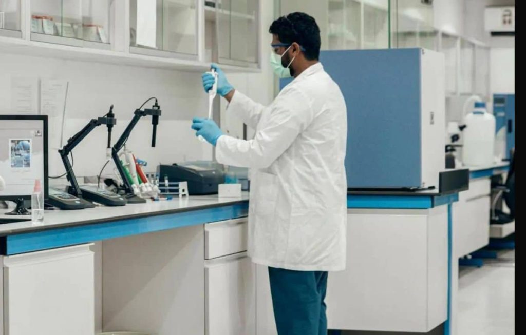 كيف تسخر السعودية أحدث التقنيات لضمان نقاء ماء زمزم قبل استعماله؟