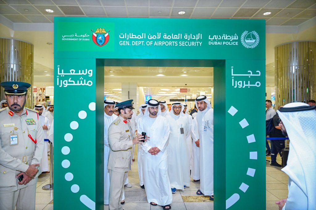 منصور بن محمد يتفقد سير العمليات والإجراءات المقدمة في مطار دبي الدولي وهيئة الطيران المدني