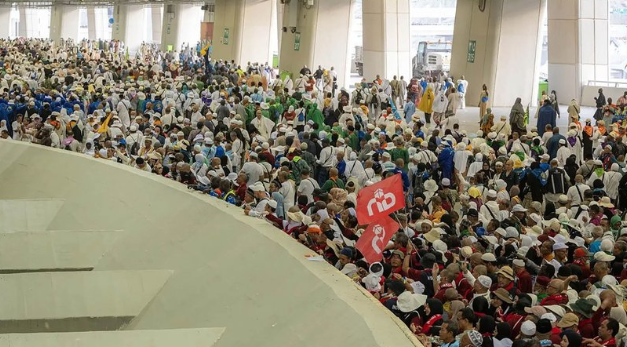 حجاج بيت الله الحرام يرمون اليوم الجمرات الثلاث في أول أيام التشريق