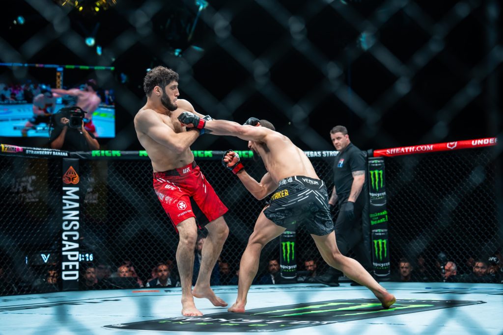 الأسترالي ويتكر يسحق الروسي أليسكروف في أقل من دقيقتين