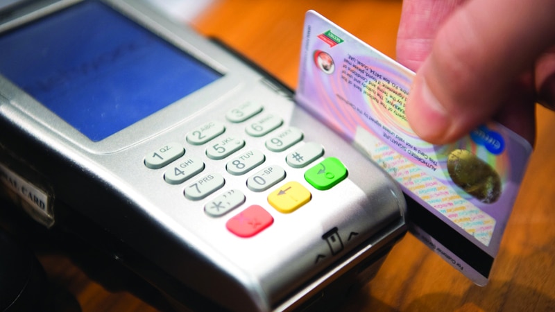 مصرفيان: إبلاغ البنك بمواعيد السفر يجنّب «غلق» البطاقات المصرفية