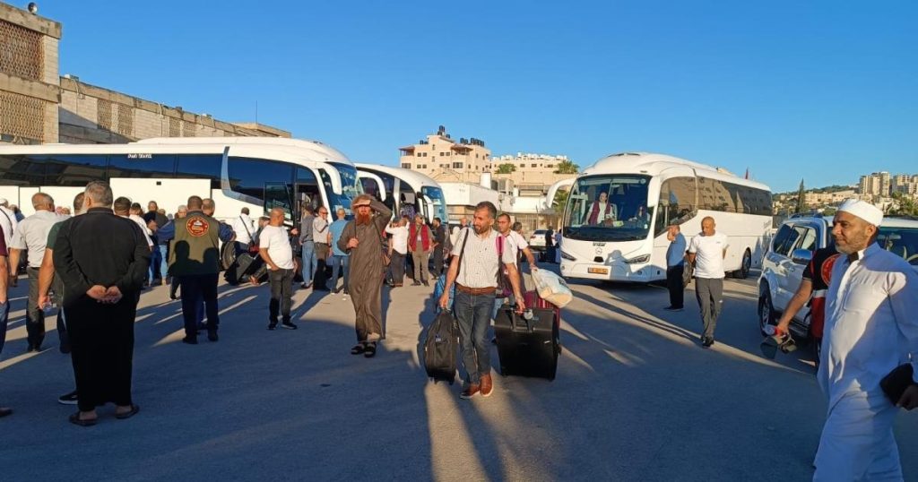 بالفيديو: عشرات الحجاج يعودون للضفة بعد تعرضهم لعملية نصب – الأوقاف توضح