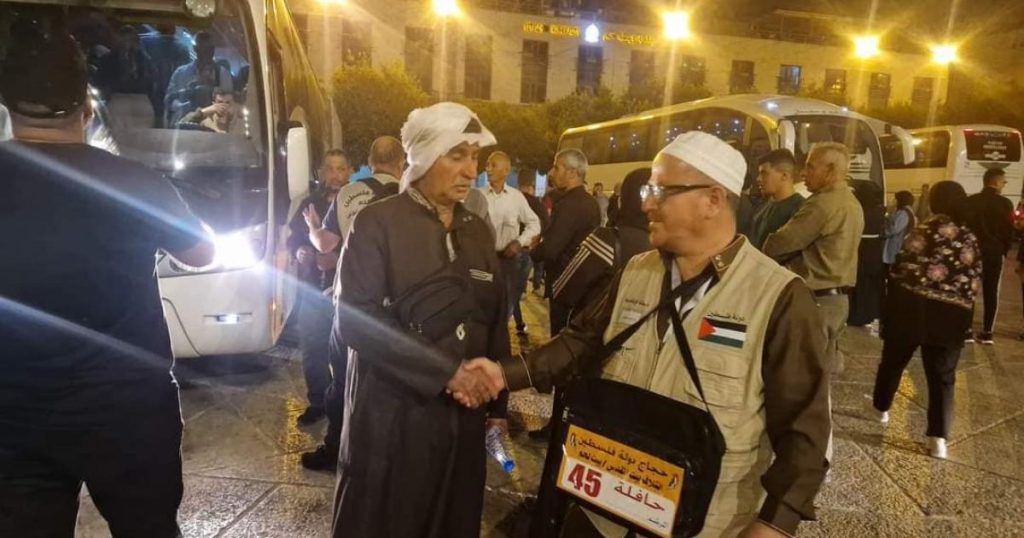 بالصور: قوافل حجاج فلسطين تبدأ بالمغادرة
