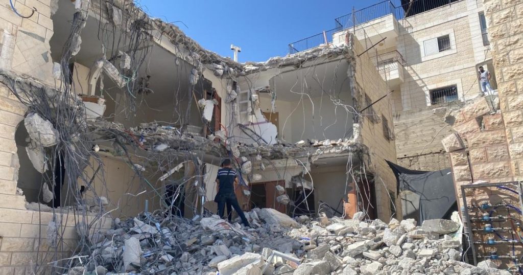 إسرائيل تجبر مقدسيا على هدم بنايته في القدس