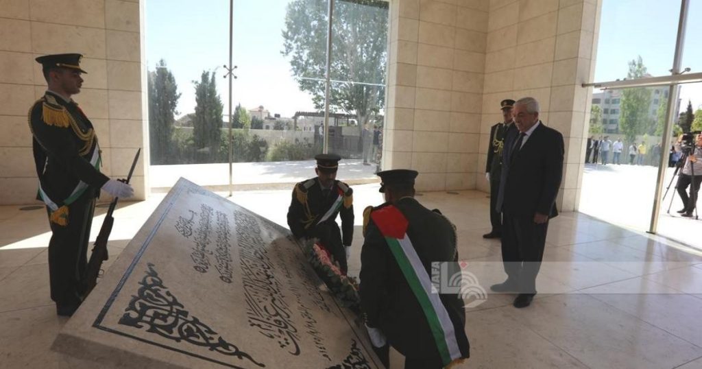 نيابة عن الرئيس عباس: العالول يضع إكليلا من الزهور على ضريح عرفات