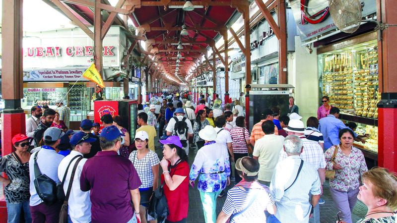 هدايا العطلات و«السياح» تدعم الإقبال على الذهب