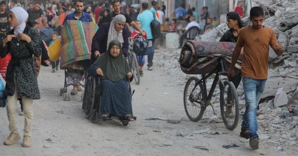 بالصور: غزة – نزوح قسري واسع لآلاف المواطنين من مخيم البريج