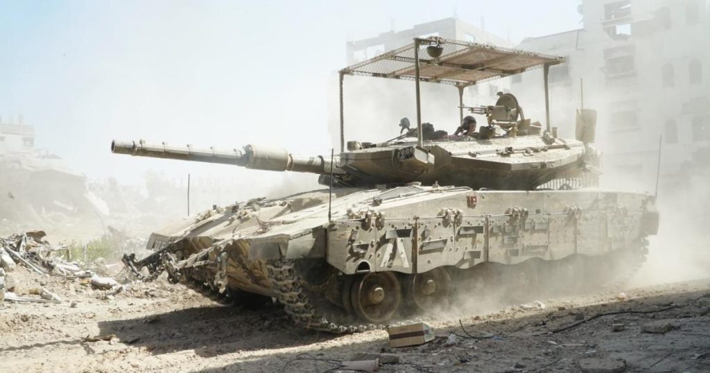 الجيش الإسرائيلي يعترف بنقص كبير في الدبابات إثر تضررها في معارك غزة