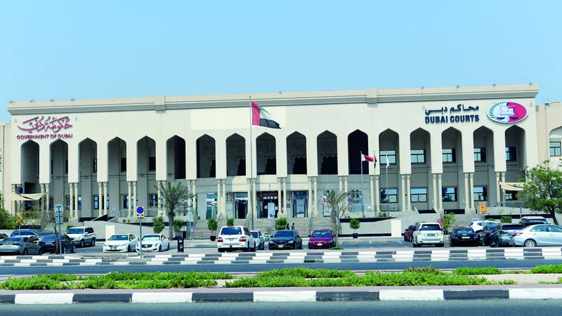 امرأة تطالب خليجييْن بـ 325 ألف درهم تعويضاً عن استيلائهما على سيارتها