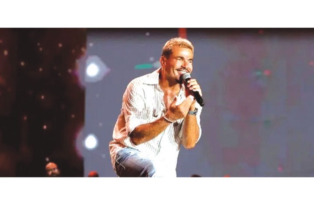 بشعر أصفر وشارب أسود .. عمرو دياب يفاجىء جمهور العلمين وسعر التذكرة وصل مليون جنيه