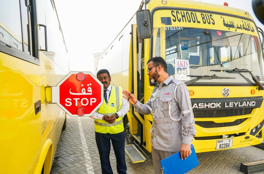 “طرق دبي” تدعو المشغّلين للالتزام باشتراطات سلامة وراحة الطلبة على متن الحافلات المدرسية