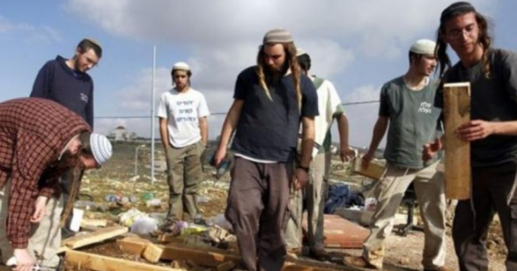 مستوطنون يُحطّمون شواهد قبور إسلامية في القدس