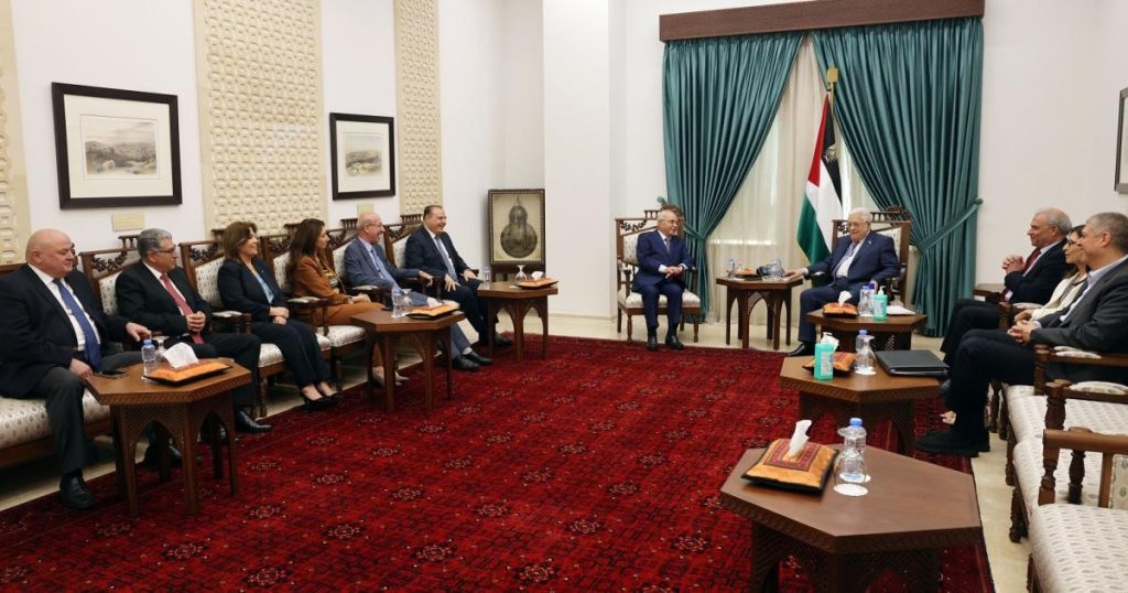 الرئيس عباس يستقبل وفد مجلس أمناء مؤسسة ياسر عرفات