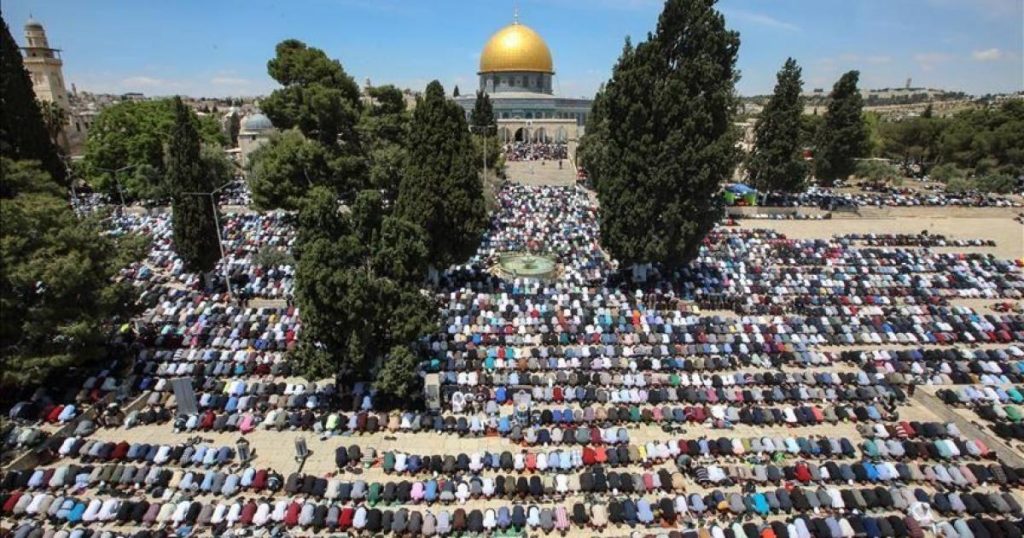 50 ألف مصل يؤدون صلاة الجمعة في المسجد الأقصى