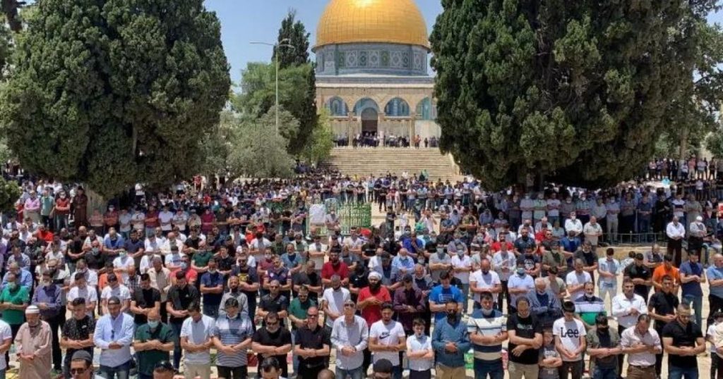 30 ألفا يؤدون صلاة الجمعة في المسجد الأقصى