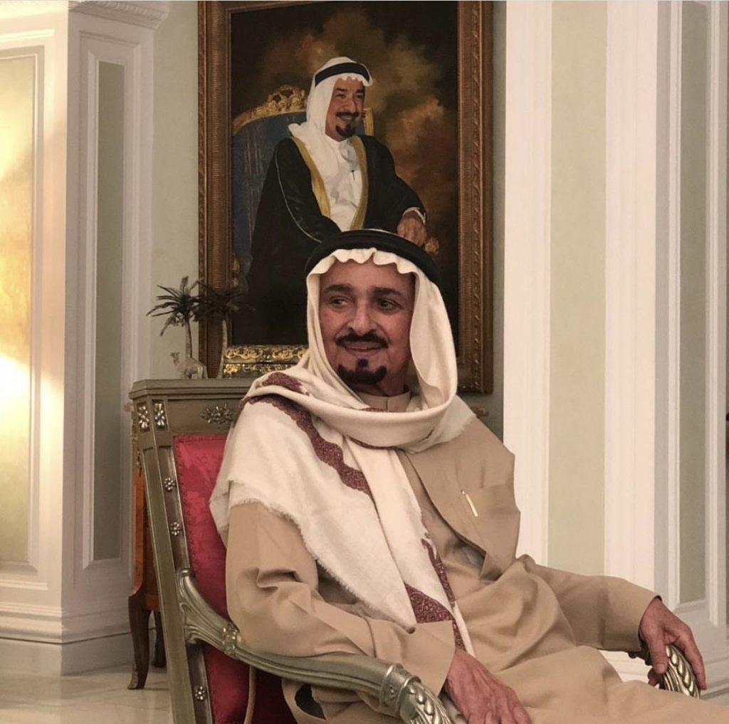 أنور قرقاش: أبو عمّار له في قلوبنا كل المحبة والاحترام