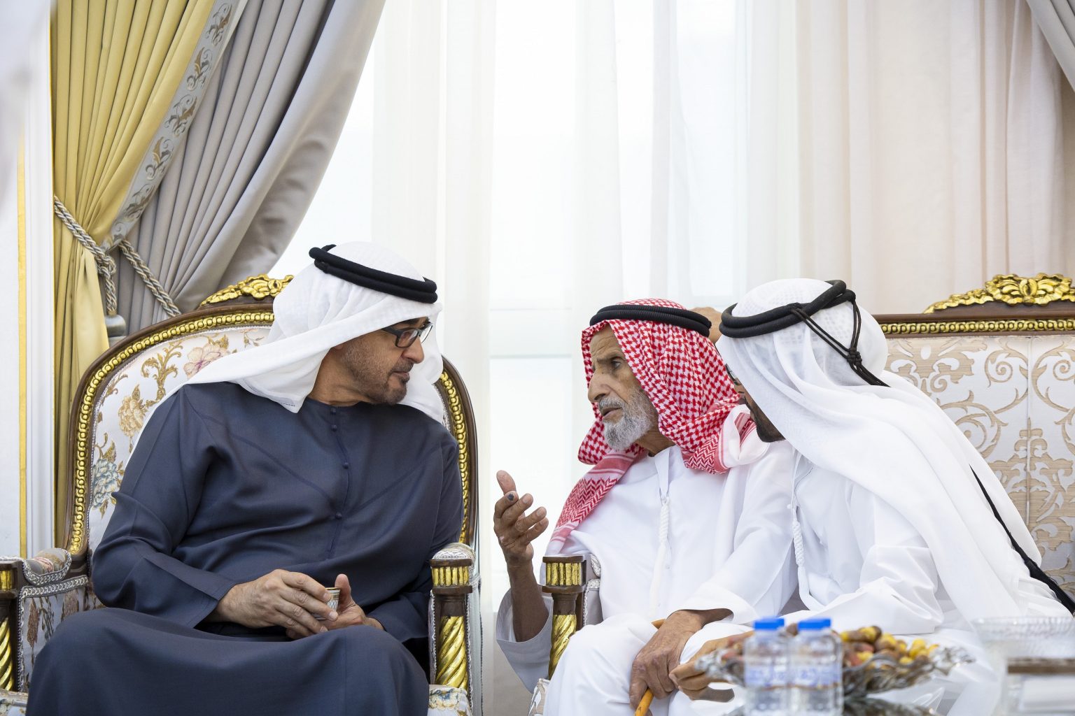 رئيس الدولة يعزي في وفاة والدة خليفة حارب الخييلي في العين