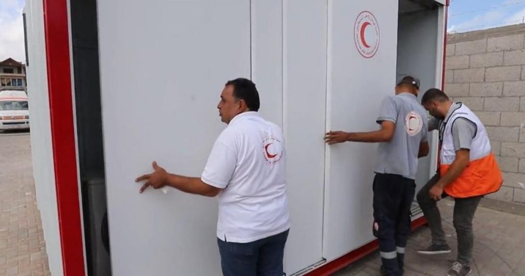 غرفة عمليات متنقلة: حل ميداني مبتكر برؤية الهلال الأحمر الفلسطيني لتلبية احتياجات المرضى